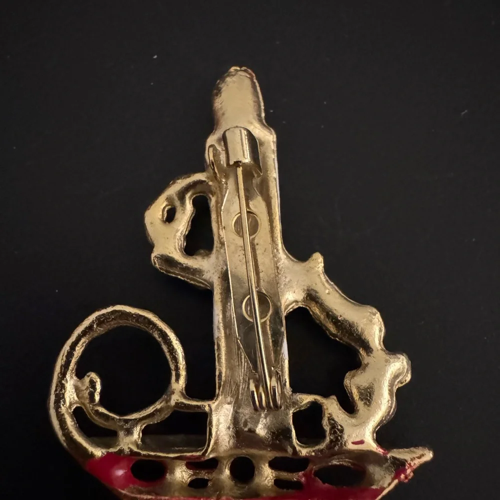 N/A charming brooch